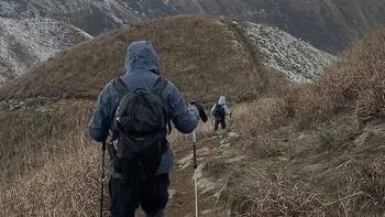 迪卡侬 BACKPACK MH100 35L，一两天的徒步完全没问题