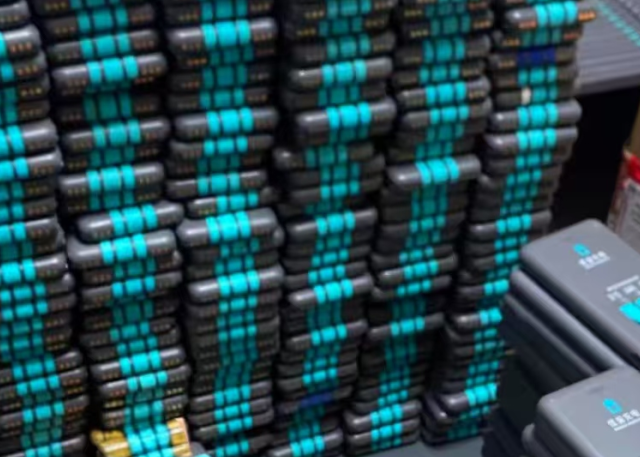 大量怪兽共享充电宝流入二手市场，5000毫安自带线，低至8元