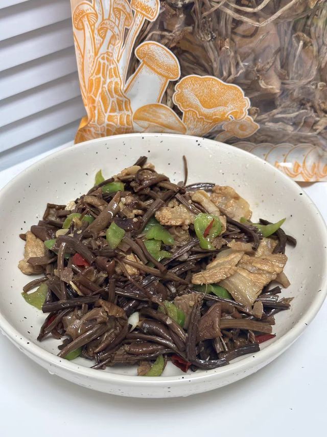 茶树菇和五花肉一起炒，那叫一个香！请客有面子