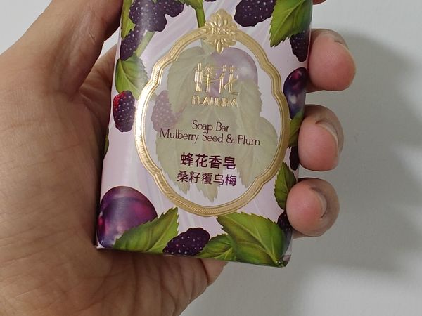 价格不贵，泡沫丰富的蜂花桑籽覆乌梅香皂