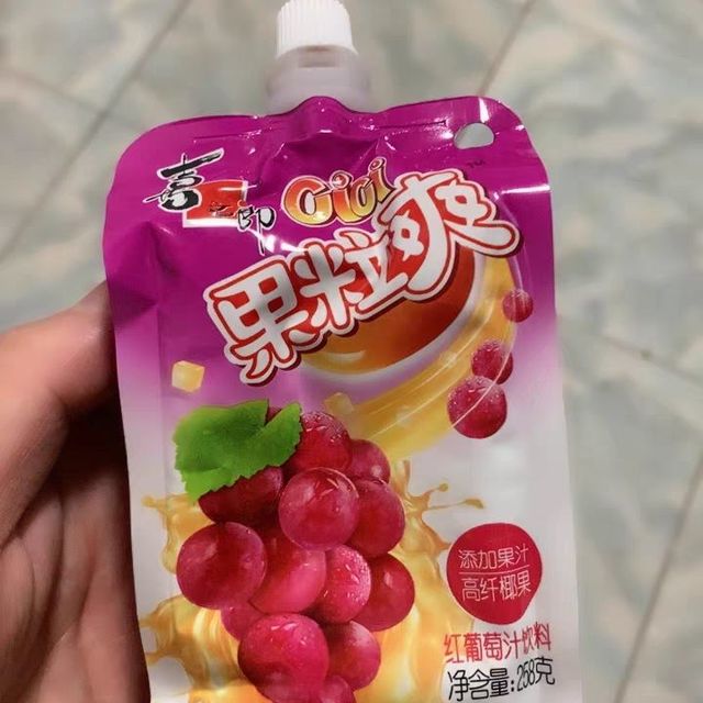 孩子一起感受吸果粒的快乐