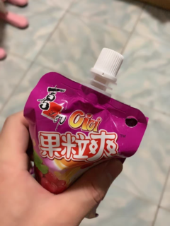 孩子一起感受吸果粒的快乐