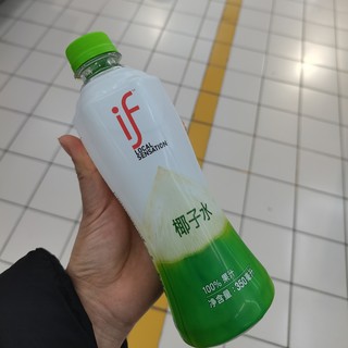 一杯椰子水，喝出热带风情！