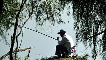 钓鱼人们不仅享受到了乐趣，还通过这项活动收获了更多的内心平静和社交体验