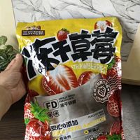 一口倾心：三只松鼠冻干草莓