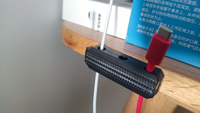 买了个磁吸的理线器，再也不怕线材杂乱了！