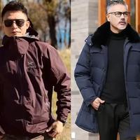 中年男人冬日衣品提升指南：羽绒服与冲锋衣优劣对比及穿搭技巧