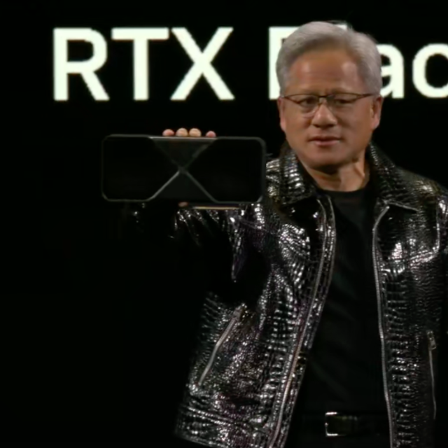 CES｜黄仁勋手持 RTX 5090 登场，5070 性能比肩 4090 只要 549 美元 