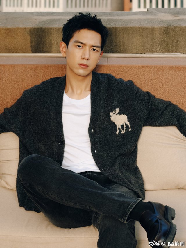 终于有时间去了Abercrombie &amp; Fitch的门店，店里人头攒动，进试衣间都要排队等候。以前去过几次都少有顾客，自从李现代言后确实人气很旺。店内大海报上的李现虽然已经不能再熟悉了但还是