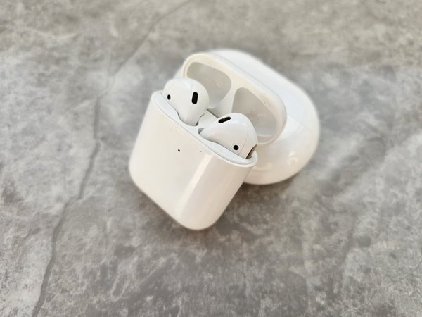 四年前的AirPods2代，今天看它过时了吗？谁能给我一个换掉它的理由！