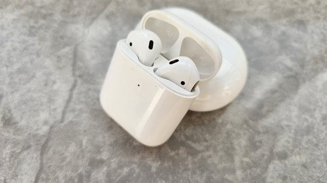 四年前的AirPods2代，今天看它过时了吗？谁能给我一个换掉它的理由！