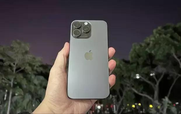 iPhone 16 Pro Max 手记：外观细节和屏幕亮点解析