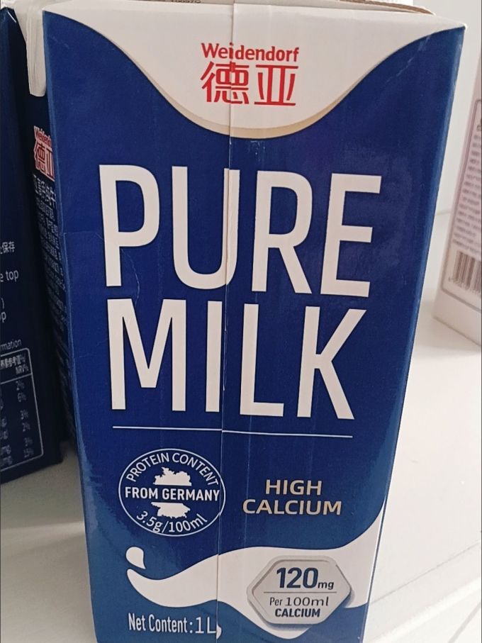 德亚纯牛奶,是一款进口的纯牛奶.他的奶源来自于德国,蛋白质含量的4