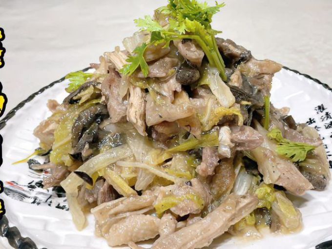 所以呢潍坊老少爷们就为了解口馋,想出来一道冬季的凉菜,蒸鸡白菜