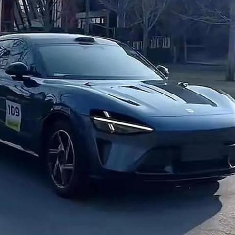 雷军两字回应特斯拉: 小米YU7能否挑战Model Y？