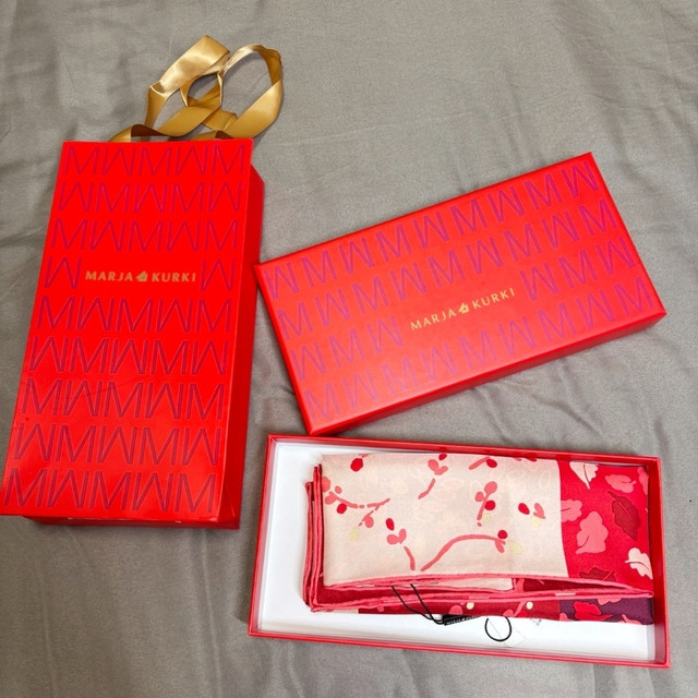 玛丽亚古琦 红色丝巾：新年好礼，好运连连 😊