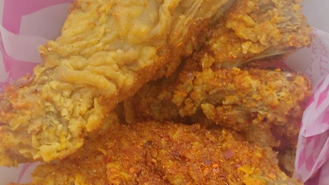 口感酥脆，蒜香味浓郁的宫拉拉炸鸡