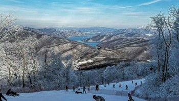 冬季滑雪胜地大赏：长白山、阿尔卑斯山、落基山脉的雪场体验