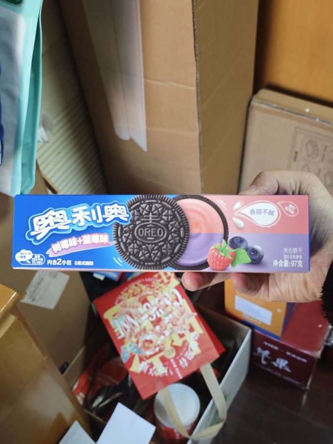 奥利奥蓝莓味树莓味夹心饼干置办年货的新颖之选