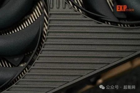 索泰RTX 5090 D 32GB SOLID OC图赏：简约造型与复古色调的交融体