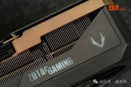 索泰RTX 5090 D 32GB SOLID OC图赏：简约造型与复古色调的交融体