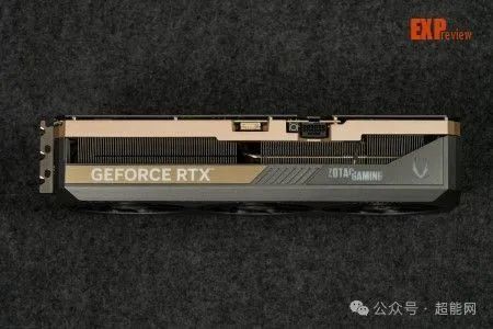 索泰RTX 5090 D 32GB SOLID OC图赏：简约造型与复古色调的交融体