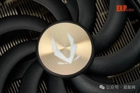 索泰RTX 5090 D 32GB SOLID OC图赏：简约造型与复古色调的交融体