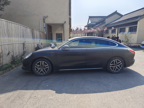 谁能第一个说出这辆车的名字，将奉上33个金币。