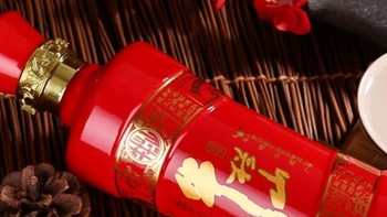 牛栏山百年鸿运，浓香四溢，过年送礼佳品！