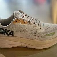 Hoka One One Clifton系列跑鞋详解：科技与舒适兼备的理想之选