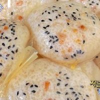 以鼠曲草、糯米为主料制作的食品
乒乓果