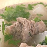 过年饭桌必备一道清炖萝卜牛腩汤。