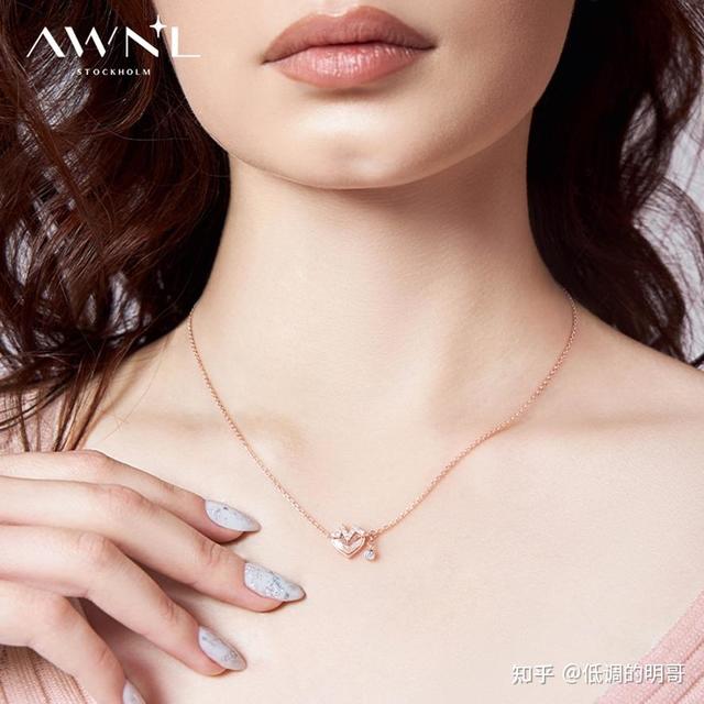 想送老婆一条「能戴一辈子」的项链，有哪些款式值得购买？