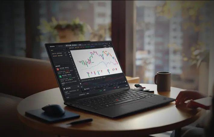 商务轻薄新典范：联想ThinkPad X1 Carbon Aura AI 2025