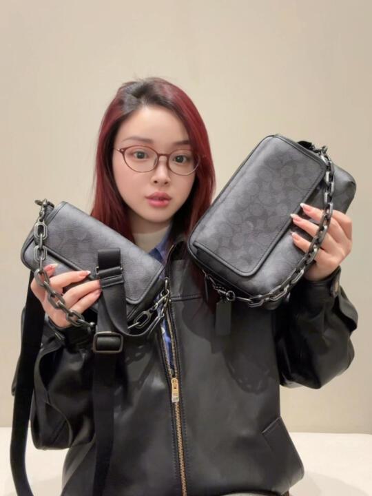 男朋友很爱🤩Coach黑老花Charter斜挎包