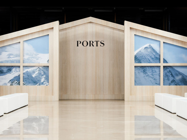 #风尚志##风尚志news# 2024年8月24日，北京——PORTS宝姿于北京瑰丽酒店呈现2024秋冬系列新品鉴赏活动。品牌特别邀请演员张佳宁女士莅临现场，与宝姿集团高级运营副总裁陈钦先生、品牌贵宾