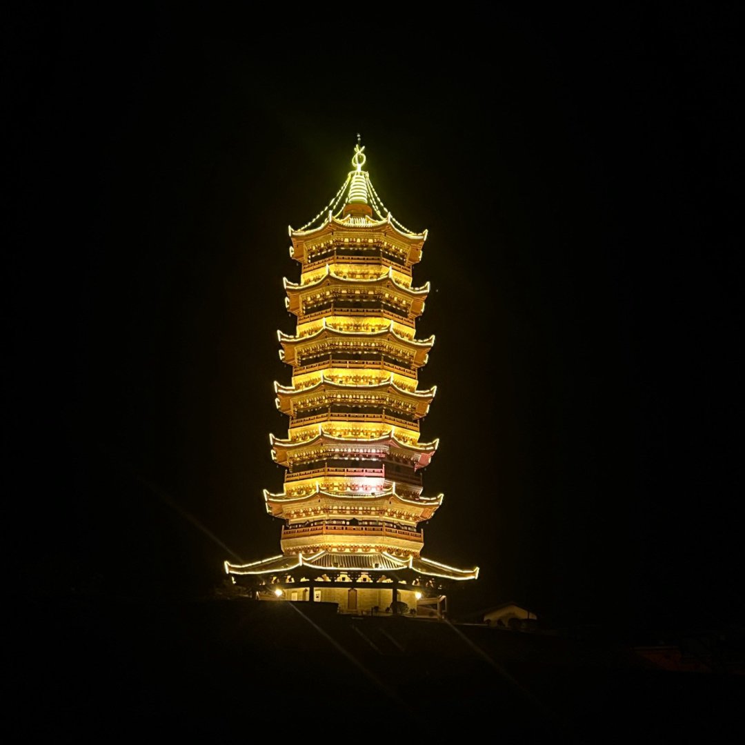 来到江西广昌县怎能不如雁塔打卡下呢,夜晚里的一盏灯塔!