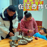 把虫子放进滚烫的油锅里，出锅就是一道美食