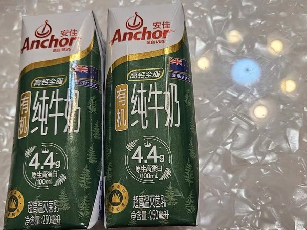 安佳有机4.4g高蛋白全脂纯牛奶：营养丰富，口感醇厚