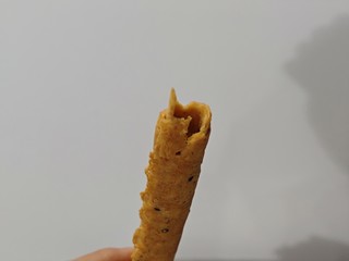 面包房买的新鲜蛋卷还是挺好吃的。