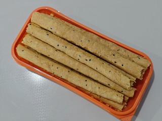 面包房买的新鲜蛋卷还是挺好吃的。