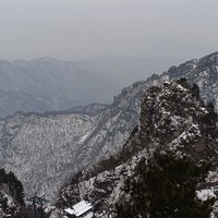 雪域山峦间的旅行和静心观光