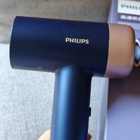 PHILIPS轻盈便携电吹风机：深海蓝时尚之选，静音护发每一天