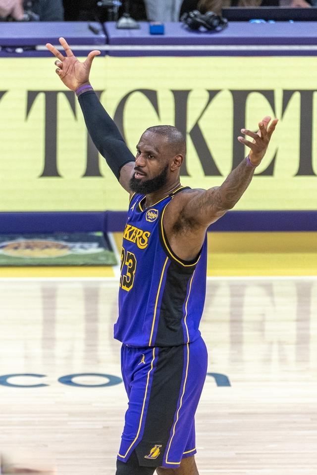 詹姆斯：NBA历史上最年轻与最年长的40+得分传奇