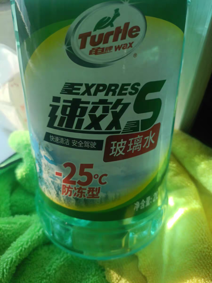 龟牌玻璃水防冻去污让爱车雨刮更给力