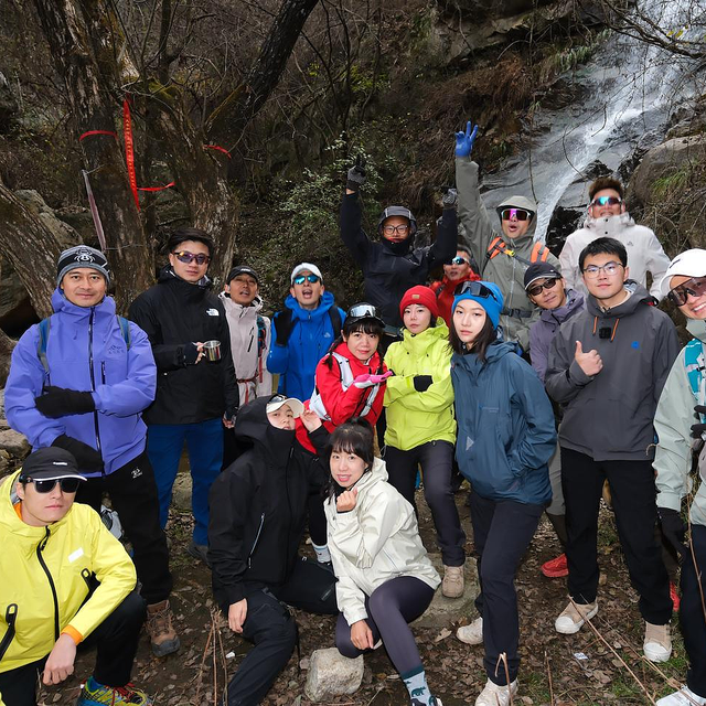 入坑户外必看！15件冲锋衣横评，百元到千元档谁是真王者？