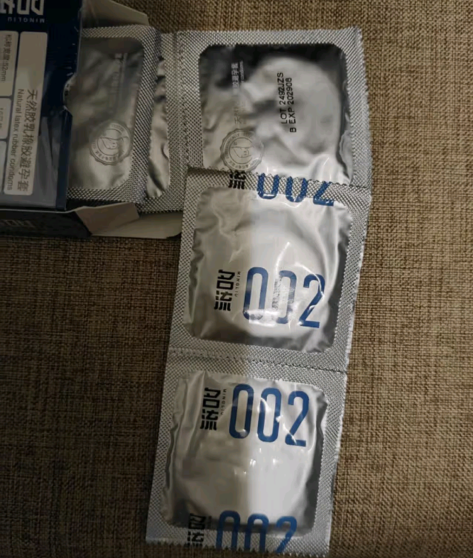 名流安全避孕怎么样 亲密时刻的精致之选:名流玻尿酸003光面避孕套