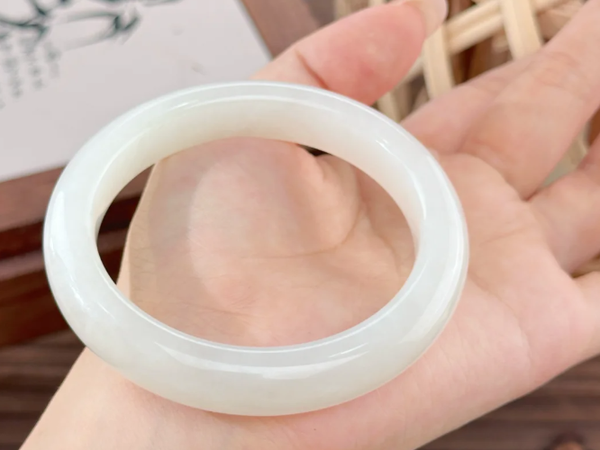 如何选择和田玉手镯？有哪些高品质的和田玉手镯可以入手？线上和田玉店铺推荐【送老婆、送妈妈】