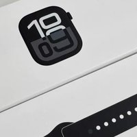 黑武士降临：Apple Watch Series 10亮黑色版，酷炫出行新伙伴