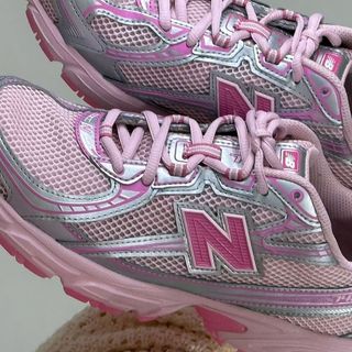 樱花和复古机能风的碰撞：atmos Pink x New Balance 740 合作鞋款放出